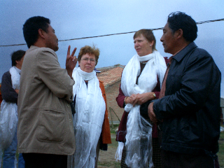Ilse Streller (links) und Gisela Mahlmann im Gespräch mit dem tibetischen Mittelschullehrer Tashi Hangchen und dem Kreisleiter Gai Tojibo (rechts)